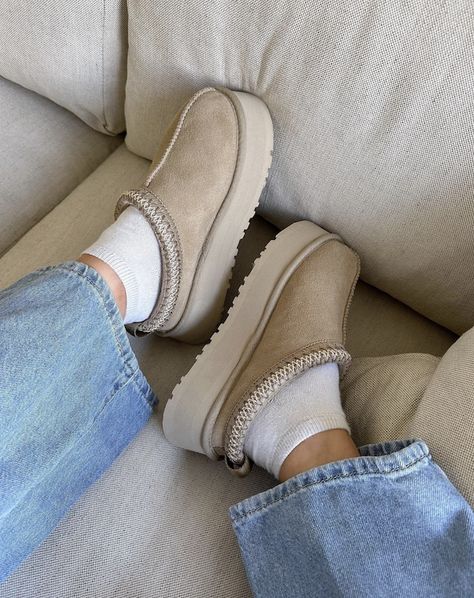 fall shoes, slippers, uggs, egg slippers, fall inspo, fall aesthetic, low uggs, winter shoes, autumn, comfy, cozy Low Uggs, Ugg Platform Slippers, Buty Ugg, Tazz Slipper, Cute Uggs, Ugg Tazz, Slippers Outfit, Mini Boots, Skor Sneakers