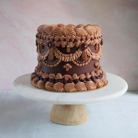 Victorian Piping Is The Next Big Cake Trend Victorian Cakes, Bolo Vintage, Chocolate Cake Designs, Vintage Birthday Cakes, Cake Piping, Birthday Cake Chocolate, Big Cakes, Cake Decorating Designs, Cake Trends