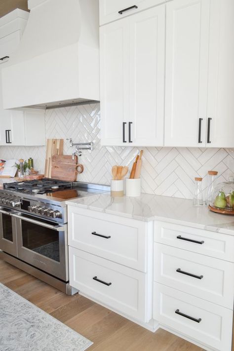 40 White Cabinets with Black Hardware Kitchen Ideas - NP Black Hardware Kitchen, Barndo Ideas, Future Decor, House Remodeling, Kitchen Backsplash Designs, Kitchen Board, White Kitchen Design, Coastal Kitchen, Kitchen Room Design