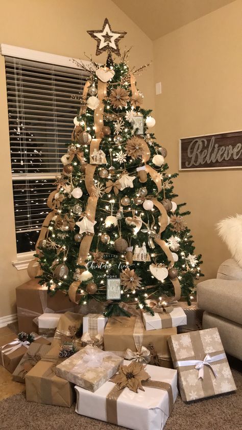 Christmas Tree Inspiration Modern, Christmas Tree Inspiration Simple, Christmas Tree Inspiration Rustic, Christmas Tree Ideas Rustic, Wreaths Ribbon, Deco Table Noel, Tree Themes, Farmhouse Christmas Tree, Christmas Tree Inspiration