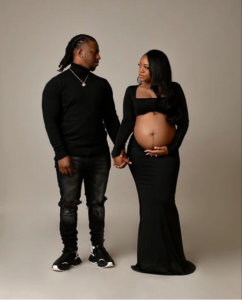 Outside Maternity Pictures Black Women, Maternity Photoshoot Ideas Black Couples, Mertinity Photoshoot Ideas Couple, Couple Maternity Photo Shoot Ideas, Black People Maternity Pictures, Classy Maternity Shoot Couple, Pregnancy Aesthetic Black, Alternative Pregnancy Outfits, Couple Maternity Pictures Outdoors