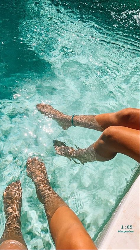 Pool Post Instagram, Tanning On The Beach Aesthetic, Waterpark Aesthetic Friends, Waterpark Picture Ideas, Waterpark Poses, Waterpark Photoshoot Ideas, Pool Asthetic Picture, Pool Aesthetic Pictures, Aesthetic Pool Pics