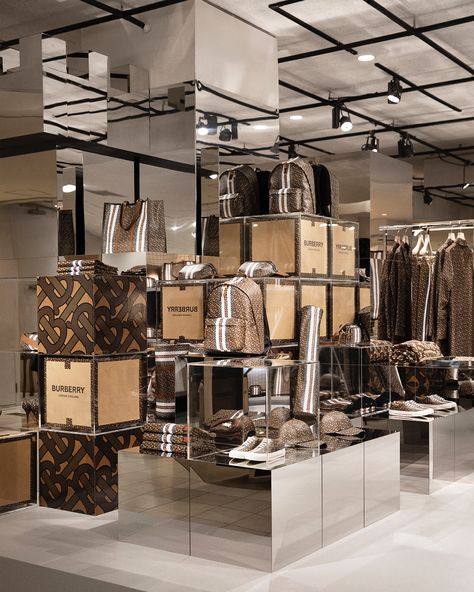 Tokyo: Burberry pop-up store – superfuture Burberry Store Interior, Burberry Aesthetic, Burberry Store, Beautiful Color Palettes, Brand Kits, Burberry Fashion, Fashion Design Inspiration, Diy Dorm Decor, Popup Store