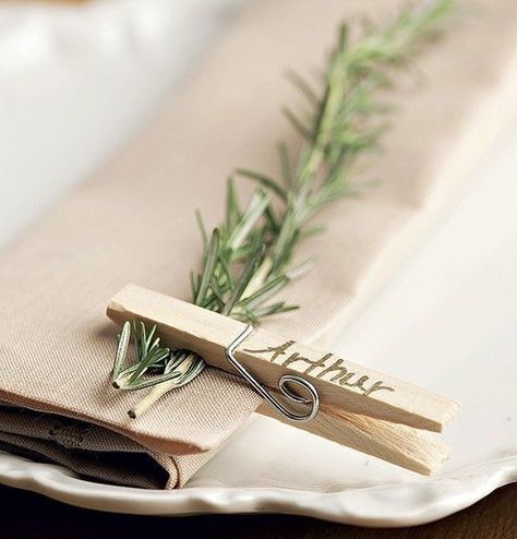 Rosemary place setting, so simply to do but beautifully chic ! Creative Place Cards Wedding, Deco Champetre, Rustic Wedding Decorations, Tafel Decor, Wedding Places, Deco Table, Wedding Place Cards, Romantic Weddings, Trendy Wedding