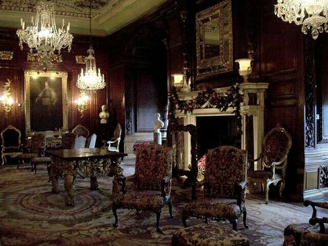 Parlor room in Warwick Castle Castle Living Room, Hanna House, Parlor Decor, Beautiful Beach Houses, Lady Marmalade, Victorian Manor, Parlor Room, Warwick Castle, Victorian Parlor