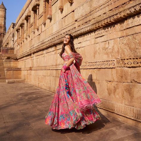 Frolicsome & Beautiful Sets By Anita Dongre For The Modern Brides! Lehnga Photoshoot Poses, Beautiful Lehenga, Simple Lehenga, Wedding Lehenga Designs, Anita Dongre, Traditional Indian Dress, Indian Dresses Traditional, Traditional Indian Outfits, Paradise Found