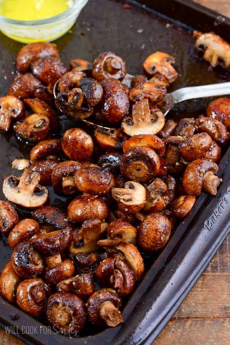 The Best Roasted Mushrooms. Firm, meaty crimini mushrooms are simply seasoned, roasted until tender, and tossed lightly with butter and garlic mixture. #mushrooms #sidedish #roastedmushrooms #easysides Crimini Mushrooms Recipes, Mushroom Appetizer Recipes, Oven Roasted Mushrooms, Mushroom Appetizers, Crimini Mushrooms, Marinated Mushrooms, Bacon Wrapped Asparagus, Pampered Chef Recipes, Cremini Mushrooms