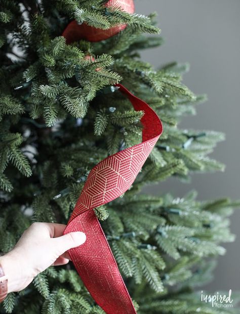 Tips and Tricks for Beautiful Christmas Tree Ribbon +VIDEO Christmas Tree Ribbon Garland, Christmas Tree Decorations Ribbon, Christmas Tree Ribbon, Tree Ribbon, Ribbon Garland, Black Christmas Trees, Christmas Tree Inspiration, Christmas Tree Garland, Ribbon On Christmas Tree