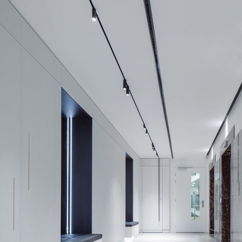 FLOS Architectural Redefines Track Lighting - Design Milk Track Lighting Living Room, Black Track Lighting, Modern Track Lighting, Track Lighting Kitchen, Architectural Lighting Design, Track Lighting Fixtures, Faux Plafond, Led Track Lighting, Ceiling Lights Living Room