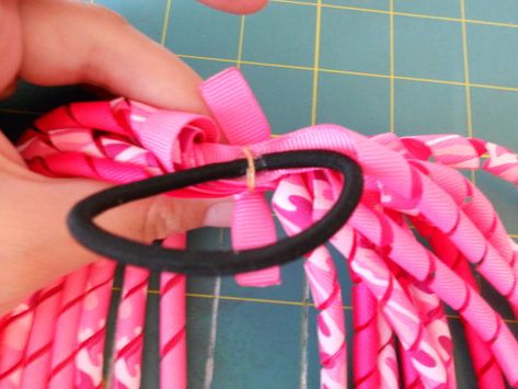 Fabric Streamers, Hair Bows Ribbon, Ponytail Streamer, Hair Ties Tutorial, Hair Bow Instructions, Tail Hairstyle, Girls Hair Bows Diy, Bows Ribbon, Bow Ponytail