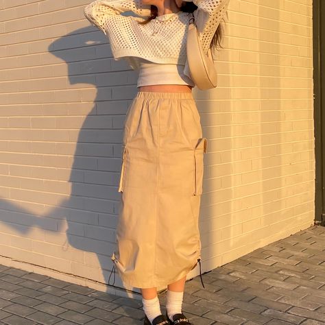 Midi Khaki Skirt, Kakis Skirt Outfit, Styling Long Cargo Skirt, Long Cargo Skirt Outfit Hijab, How To Style Cargo Skirt Long, Cargo Skirt Outfit Modest, Cute Cargo Skirt Outfit, Long Beige Cargo Skirt Outfit, Styling A Cargo Skirt