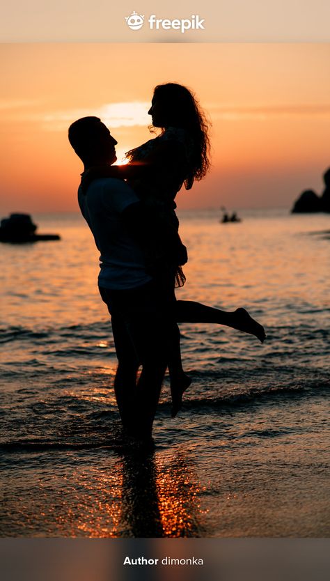 Silhouette D'un Couple Amoureux Au Couch... | Premium Photo #Freepik #photo #personnes #eau #amour #femme Sunset Poses, Couple Sunset, Couple Travel Photos, Shooting Couple, A Couple In Love, Couple Beach Photos, Wedding Sunset, Sunset On The Beach, In His Arms