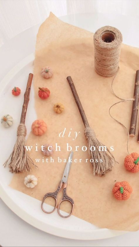 Fun Easy Halloween Crafts, Samhain Decorations, Witches Brooms, Halloween Witch Brooms, Halloween Brooms, Fun Halloween Crafts, Witch Diy, Manualidades Halloween, Easy Halloween Crafts