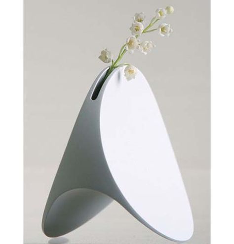 SpHaus will have some new ceramics launching this year, including this Eero Saarinen vase . Yum. Sogetsu Ikebana, Vase Transparent, Vase Deco, Modern Vases, Keramik Design, Objet Design, New Ceramics, Calla Lilies, Lampe Design