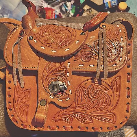 Excellent Craftsmanship Rich Tan Leather Laced Hand Tooled Saddle Purse ~Yellowstone ~Beth Dutton ~Hand Tooled ~Leather Lacing ~Vaquera Leather ~Cowgirl ~Ranch ~Western ~Cross Body Purse ~Shoulder Bag ~Rodeo ~Leather Saddle Bag Yellowstone Beth Dutton, Yellowstone Beth, Saddle Purse, Saddle Bag Purse, Diy Leather Projects, Western Cross, Leather Lacing, Beth Dutton, Leather Saddle Bags