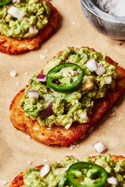 Spicy Smashed Avocado Hash Brown Toasts Avocado Toast Dinner, Meals To Make With Avocado, Healthy Dinner With Avocado, Avocado Toast On Hashbrown, Smashed Avocado Recipe, Lunch Recipes With Avocado, Hash Brown Avocado Toast, Hashbrown Avocado Toast, Hash Brown Breakfast Ideas