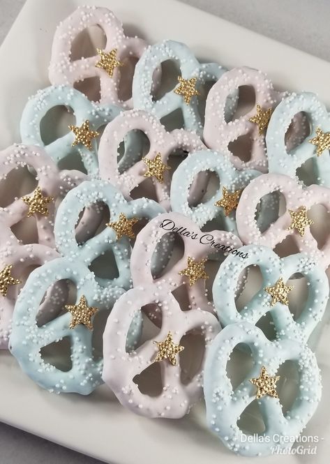 Pastel Chocolate Covered Pretzels, Wedding Reception Food Buffet, Food Satisfying, Decorated Pretzels, Baby Shower Candy Table, Pastel Chocolate, Donut Decorating Ideas, Chocolate Covered Desserts, Elegant Cookies