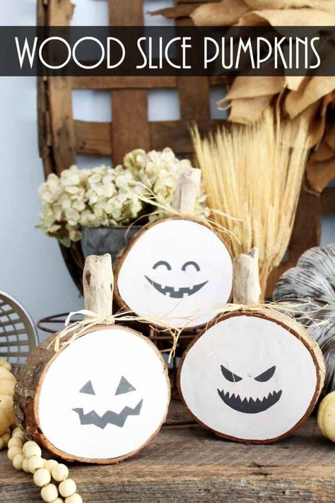 Make these wooden pumpkins from log slices for some great Halloween decor! Perfect for your rustic, farmhouse style home decor! If you love fall decorating, this easy craft project is for you! #farmhouse #halloween #rustic Wood Slice Pumpkins, Porche Halloween, Cake Fall, Cake Pumpkin, Easy Diy Halloween Decorations, Porch Pumpkins, Pumpkin Display, Rustic Halloween, Log Slices