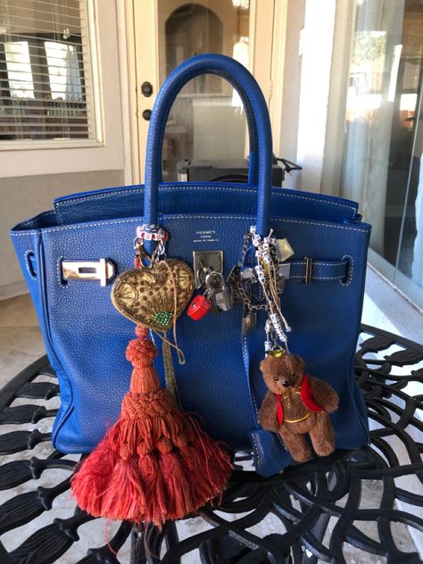 Bag Charm Ideas, Bag Charms Aesthetic, Jane Birkin Bag, Bag Charms Diy, Style Jane Birkin, Bag Charm Crochet, Diy Bag Charm, Bag With Charms, Charms Aesthetic