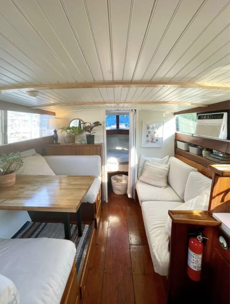 Sailing Interior, Yacht Decor Boat Interior, Yacht Interior Decor, Sailboat Life, Boat Remodel, Rv Interior Design, Boat House Interior, Boat Interior Design, Sailboat Interior