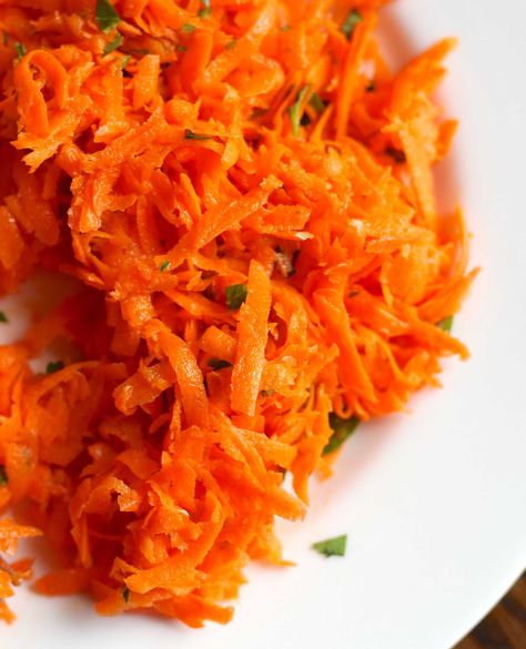 French Carrot Salad?utm_source=12tomatoes French Carrot Salad, Salad With Pistachios, 12 Tomatoes, Carrot Salad, Large Salad Bowl, Vegetarian Paleo, Fall Diy, Green Salad, Salad Bowls