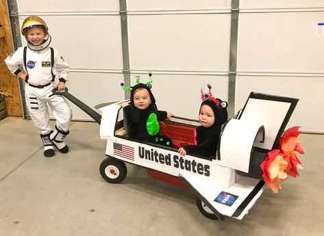 Wagon Halloween Costumes, Brother Sister Halloween Costumes, Wagon Costume, Alien Costumes, Astronaut Halloween, Sister Halloween Costumes, Alien Halloween Costume, Family Themed Halloween Costumes, Diy Baby Costumes