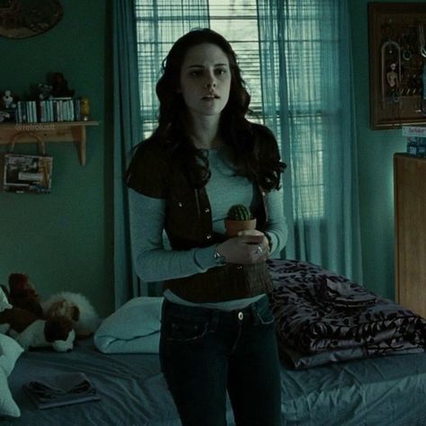 Bella holding things… • Pictures from The Twilight Saga. • #twilight #movie #movies #kristenstewart #robertpattinson #2000s #00s #vampire #vampires #bella #bellaswan Bella Swan Aesthetic, Kristen Stewart Twilight, Elena Gilbert Style, Twilight Outfits, Twilight Aesthetic, Twilight 2008, Jay Gatsby, Bella Cullen, Twilight Photos