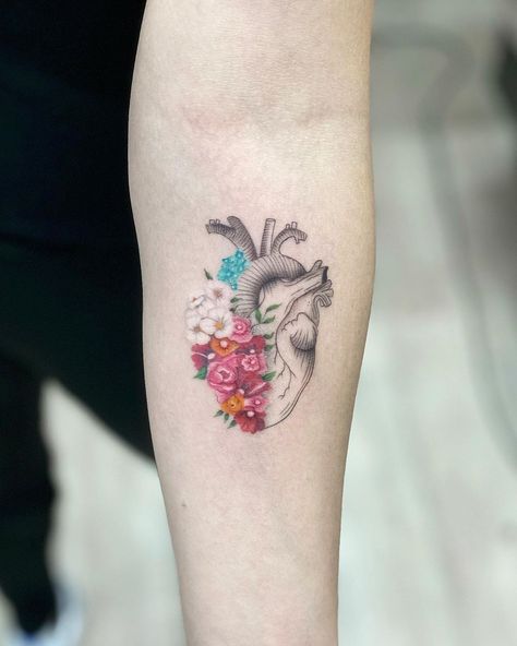 Heart Flowers Tattoo, Frida Tattoo, Heart Flower Tattoo, Health Tattoo, Heart Flowers, Tatuaje A Color, Flowers Tattoo, Heart Tattoo, Flower Heart