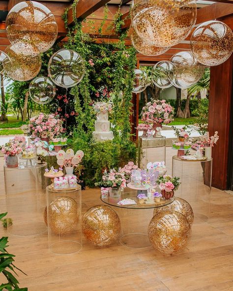 Katia Fonseca on Instagram: “De um outro ângulo mais lindo ainda. Um jardim encantado bem leve e delicado. Um aninho da Isadora. Fotos @sirleideteixeira.fotografia…” Paradise, Table Decorations, Instagram Photo, On Instagram, Instagram