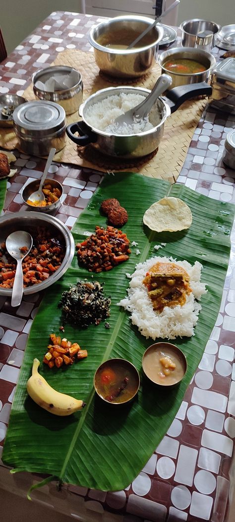 Indian Banana Leaf Food, South Indian Banana Leaf Meal, South Indian Food Snap, South East Asian Food, Tamil Food Recipes, Tamil Nadu Aesthetic, Tamil Illustration, Banana Leaf Food, Tamil Nadu Food