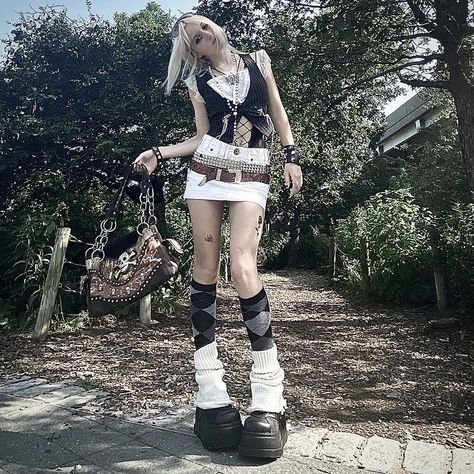 Misunderstood Outfit, Mode Gyaru, Cybergoth Fashion, Fashion Corner, Swaggy Outfits, Alternative Outfits, Fashion Fits, Edgy Outfits, Look Cool