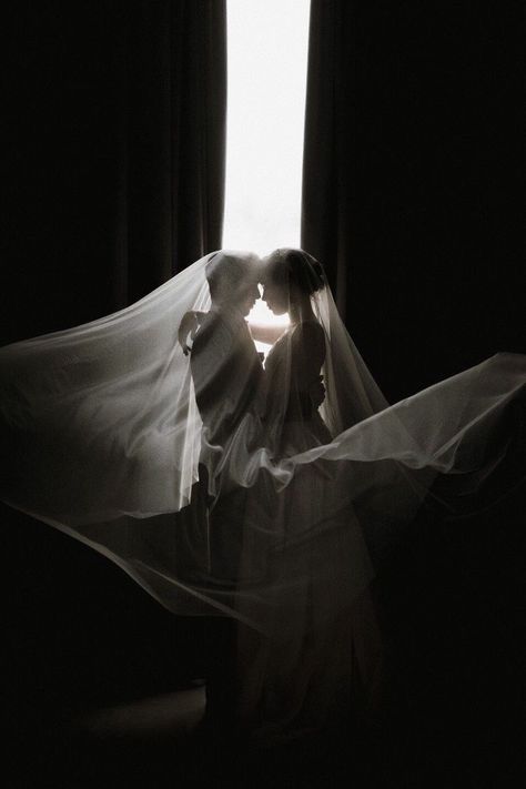 Romantic and dark wedding photo Wedding Couple Black And White, Wedding Photo Editorial, Veil Photoshoot, Vintage Bride And Groom, Lukisan Landskap, Editorial Wedding Photos, Intimate Wedding Photos, حفل توديع العزوبية, Wedding Fotos