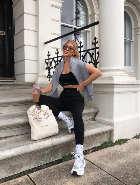 Socks And Leggings Outfits, Leggings And Sports Bra Outfit, Workout Outfits Aesthetic, Jess Hunt, Runners Outfit, Sports Bra Outfit, Trainers Outfit, Bra Outfit, Black Leggings Outfit