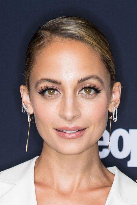 How to Apply Eyeshadow Step by Step - 5 Perfect Eyeshadow Tips Nicole Richie Eye Makeup, Makeup Protruding Eyes, Nicole Richie Makeup, Protruding Eye Makeup, Makeup For Protruding Eyes, Eyeliner Round Eyes, Makeup Ideas Step By Step, Makeup For Round Eyes, Eye Shadow Tutorial