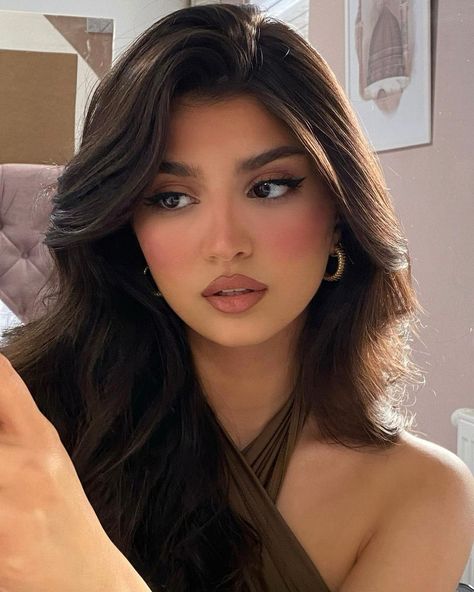 RASHAN MH on Instagram: “🤎🐻” Debut Make Up Look Filipina, Natural Vintage Makeup, Sultry Makeup Asian, Natural Makeup Inspo Pics, Senior Portraits Yearbook Makeup Latina, Graduation Make Up Natural, Bright Bridal Makeup, French Outfit Aesthetic, Sultry Hairstyles