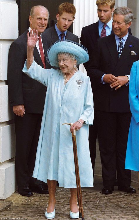 Prince Philip, Prince Harry, Prince William and Prince Charles with the Queen Mother during her 101st birthday celebrations at Clarence House on August 4 in 2001 Windsor Family, Story In Pictures, Paddington London, Royal Family Portrait, The Queen Mother, Queen Mum, Rainha Elizabeth Ii, English Royal Family, 34th Birthday