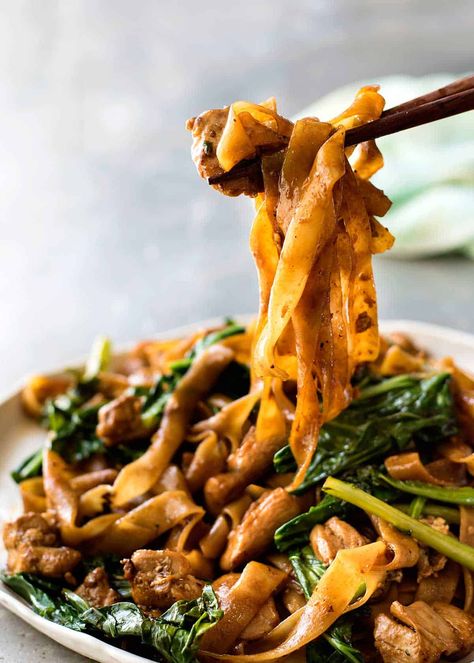 Chopsticks pulling up Pad See Ew Stir Fry Noodles Recipe, Stir Fried Noodles, Fried Noodles Recipe, Thai Stir Fry, Pad See Ew, Plats Healthy, Cibo Asiatico, Fried Noodles, Stir Fry Noodles