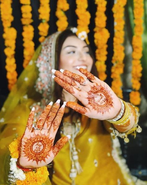 Mehendi Photography Bridal, Haldi Photography Ideas, Haldi Poses For Bride, Haldi Photoshoot, Mehendi Photography, Bridesmaid Poses, Muslim Wedding Photography, Bride Photos Poses, Bridal Photography Poses