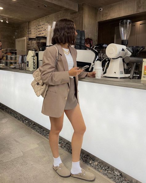 transitional fashion, beige outfit, neutral style, boston clogs outfit, fall 2023 outfit idea, fall 2023 fashion Style Boston Clogs, Taipei Outfit, Birkenstock Outfit Fall, Boston Clogs Outfit, Cozy Ootd, Clog Outfit, Boston Outfits, Outfits Sommer, Boston Clogs