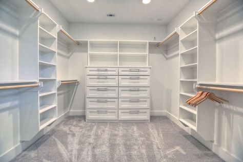 19 Wonderful Walk-In Closets - Home Awakening Ideas Armario, Master Closet Design, Dressing Design, Walking Closet, Dream Closet Design, Closet Design Layout, Walk In Closet Design, Beautiful Closets, Closet Renovation