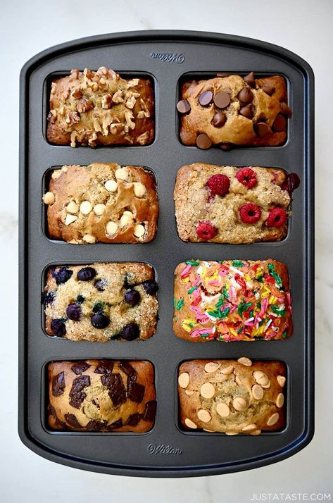 Wilton Mini Loaf Pan Recipes, Mini Sweet Breads, Miniature Bread Loaves, Mini Banana Nut Bread Loaves, Mini Banana Desserts, Mini Loaf Ideas, Mini Banana Loaves, Mini Breads Loaves, Mini Cake Loaves