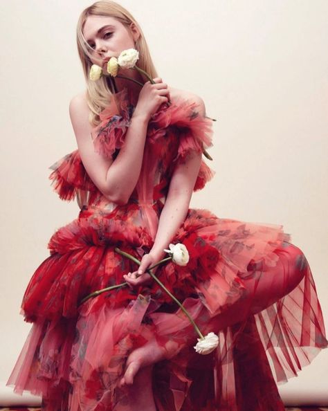 Dressed in red, Elle Fanning wears Alexander McQueen gown Ellie Fanning, Sofia Sanchez, Elle Fanning Style, Fanning Sisters, Dakota And Elle Fanning, Mcqueen Dress, Dakota Fanning, Celebrity Trends, Dreamy Dress