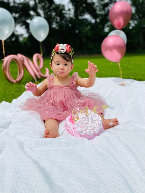 Pre Birthday Shoot Baby Girl, Cake Smash At Home, Cake Smash Girl, Outdoor Cake Smash, Girl At Home, Birthday Frocks, Mother Baby Photography, Baby Birthday Photoshoot, Birthday Shots