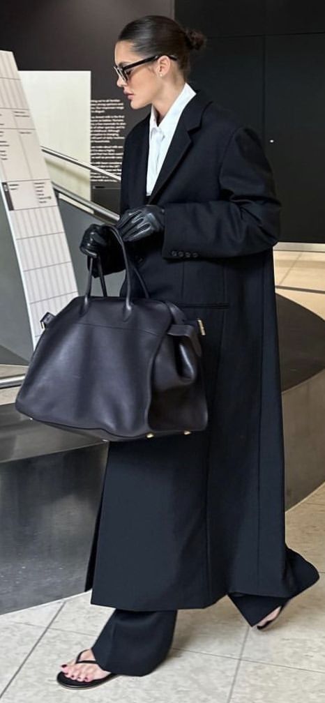 The Row Outfits 2023, The Row Margaux Bag Outfit, Minimalist Mindset, Street Style 2023, Street Style Bags, Kendall Style, Coat Street Style, Mum Fashion, Clothes Black