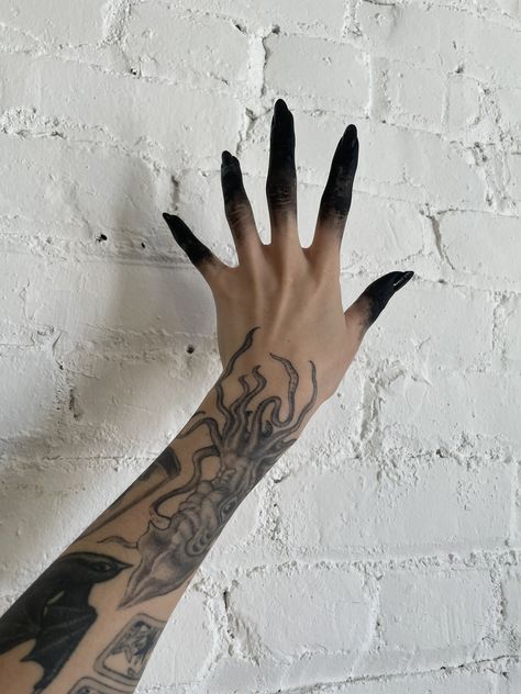 Hand Tatto, Black Fingers, Witches Fingers, Black Claws, Hand Makeup, Witch Hands, Witch Makeup, Witch Costume, Halloween Make Up