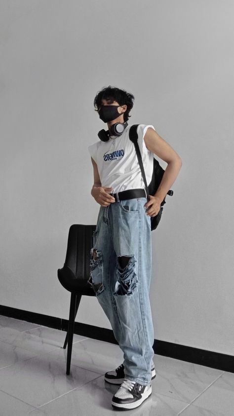 K Pop Style Men, K Pop Style Outfits Men, K Street Fashion Men, Elegant Male Outfit Aesthetic, Male Trendy Outfits, Casual Poses Men, Overalls Outfit Men Street Styles, Mens K Fashion, Vintage Outfit Ideas Men