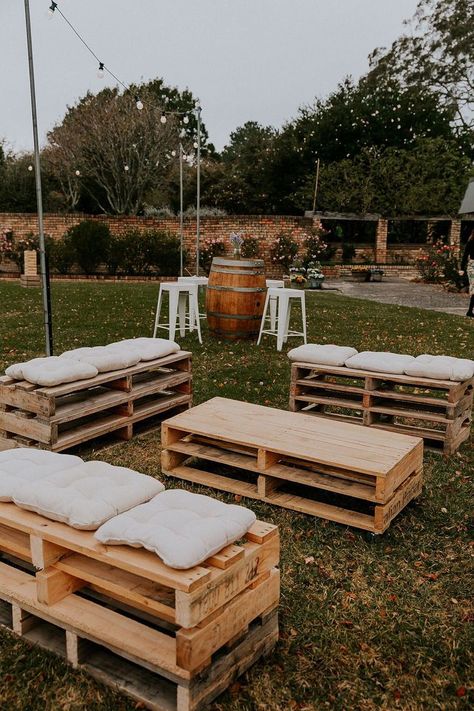 Pallet Table Outdoor, Festival Seating, Outdoor Wedding Seating, Garden Engagement Party, Outdoor Engagement Party, Wedding Bench, Backyard Engagement Parties, Party Seating, Pallet Wedding