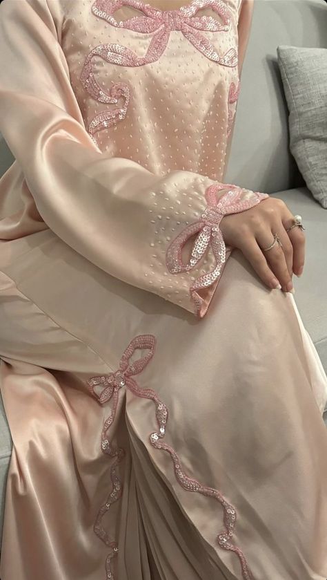 Khaleeji Abaya, Jalabia Styles, Mode Kimono, Desi Fashion Casual, Modesty Fashion, Simple Pakistani Dresses, Abaya Designs, Boutique Dress Designs, Arab Fashion