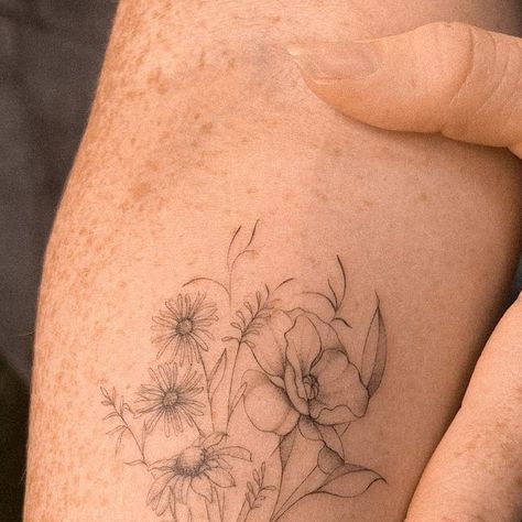 Alina Meshadi | Fineline Tattoo Artist on Instagram: "Aster, daisy and poppy birth flowers tattoo for gorgeous mama! ♡ Thank you Lauréanne ! #birthflowerstattoo #bouquettattoo #finelinetattoo" Holly Flower Tattoo, Birth Flowers Tattoo, Aster Tattoo, Holly Flower, Fineline Tattoo, Bouquet Tattoo, Birth Flower Tattoos, Flowers Tattoo, Fine Line Tattoos