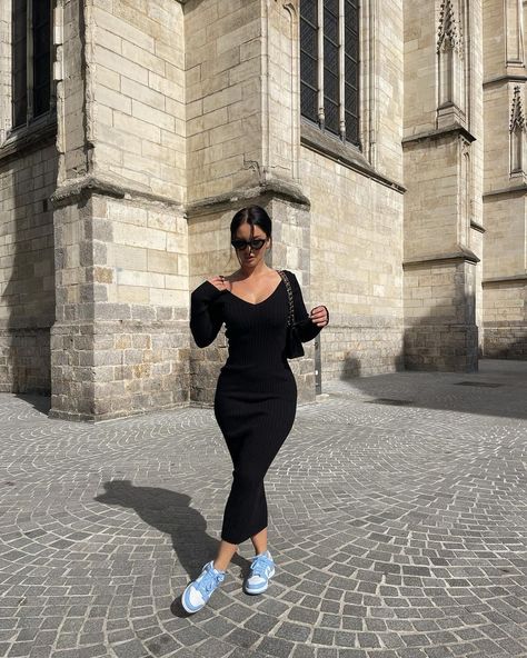 Bodycon Dress And Sneakers Outfit, Outfits Uni, Dress And Sneakers Outfit, Dunks Outfit, Same But Different, Baby Shower Outfit, Long Bodycon Dress, Sneakers Outfit, Dress With Sneakers